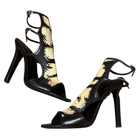 Tamara Mellon
Water Snake Cutout Accent Gladiator Sandals size 8 - Picture 2 of 15